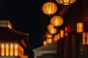 《河对岸的灯》河面倒影里晃动的窗户灯光