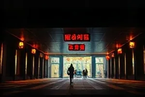 《银幕上的第三年》老放映间的光束斜照在木质座椅上